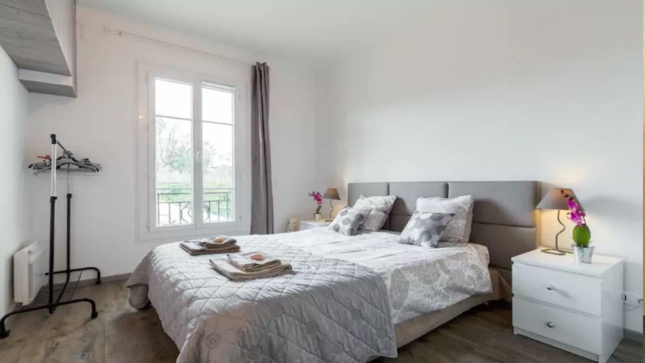Stylish White And Red Apartments Жуан-Ле-Пин Екстериор снимка