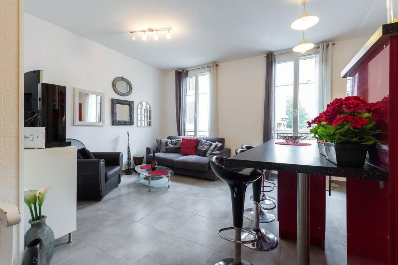 Stylish White And Red Apartments Жуан-Ле-Пин Екстериор снимка