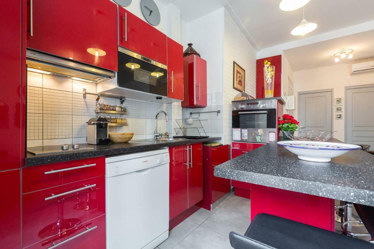 Stylish White And Red Apartments Жуан-Ле-Пин Екстериор снимка