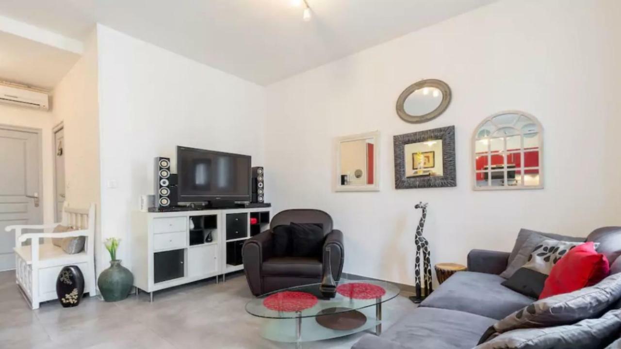 Stylish White And Red Apartments Жуан-Ле-Пин Екстериор снимка