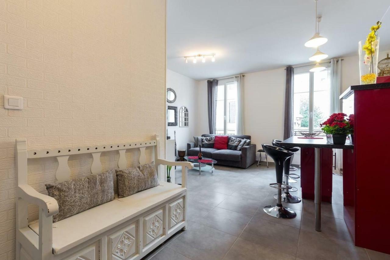 Stylish White And Red Apartments Жуан-Ле-Пин Екстериор снимка