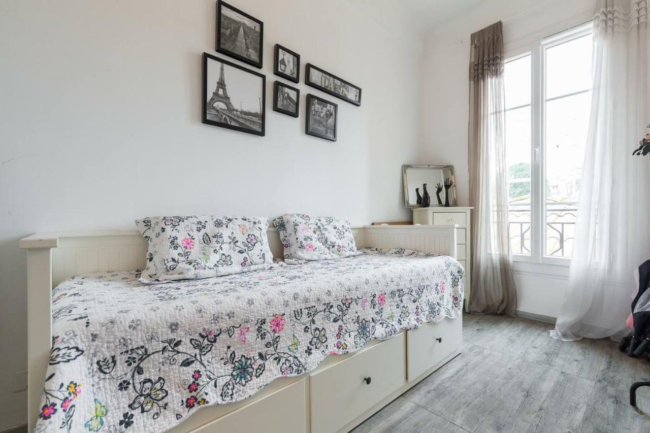 Stylish White And Red Apartments Жуан-Ле-Пин Екстериор снимка