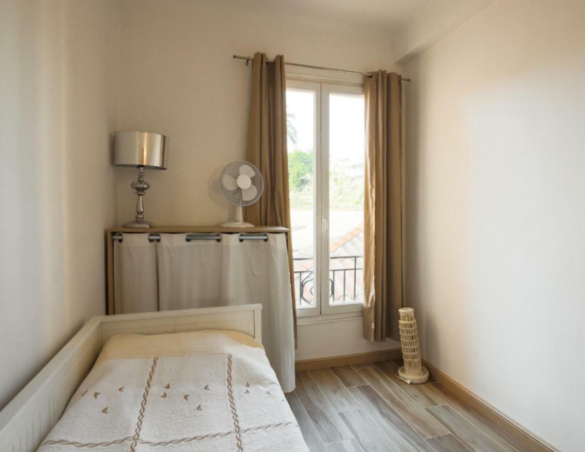 Stylish White And Red Apartments Жуан-Ле-Пин Екстериор снимка