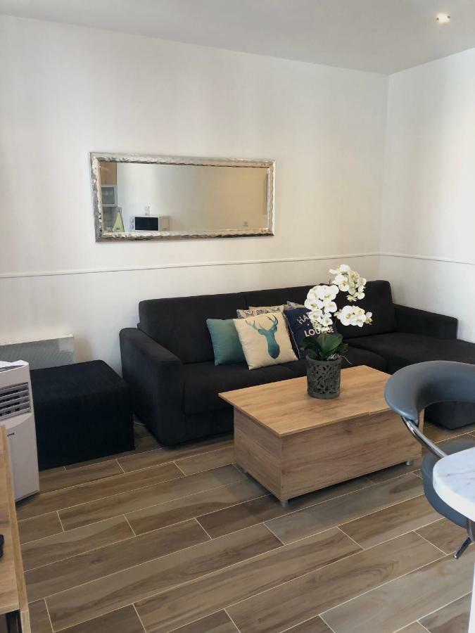 Stylish White And Red Apartments Жуан-Ле-Пин Екстериор снимка