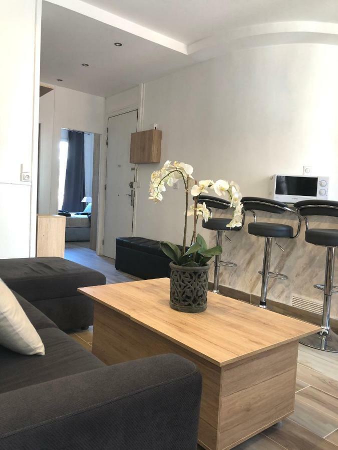 Stylish White And Red Apartments Жуан-Ле-Пин Екстериор снимка