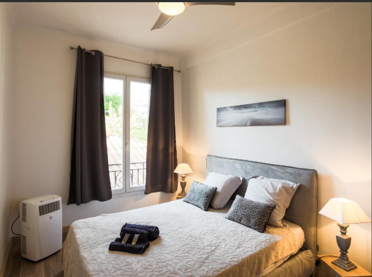 Stylish White And Red Apartments Жуан-Ле-Пин Екстериор снимка