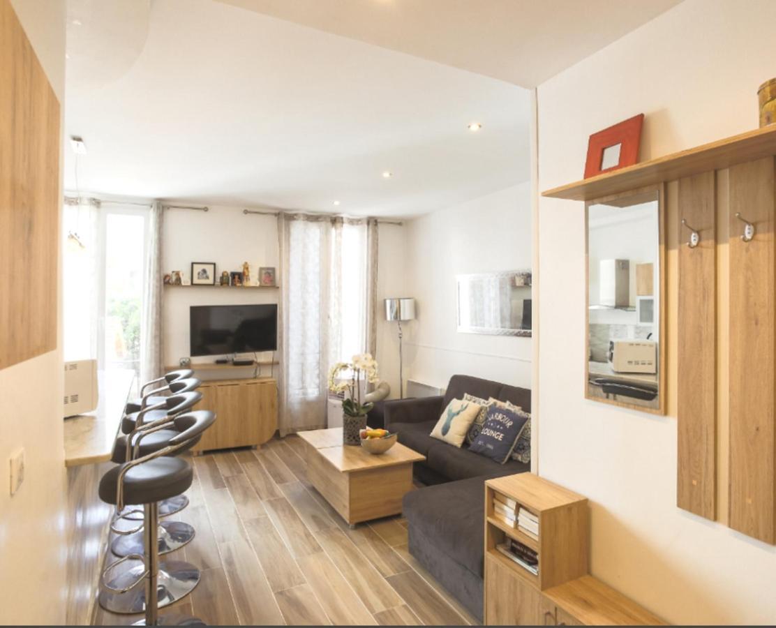 Stylish White And Red Apartments Жуан-Ле-Пин Екстериор снимка